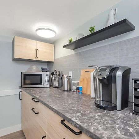 Quaint 1 Bedroom Lower Suite In Victoria, Bc מראה חיצוני תמונה