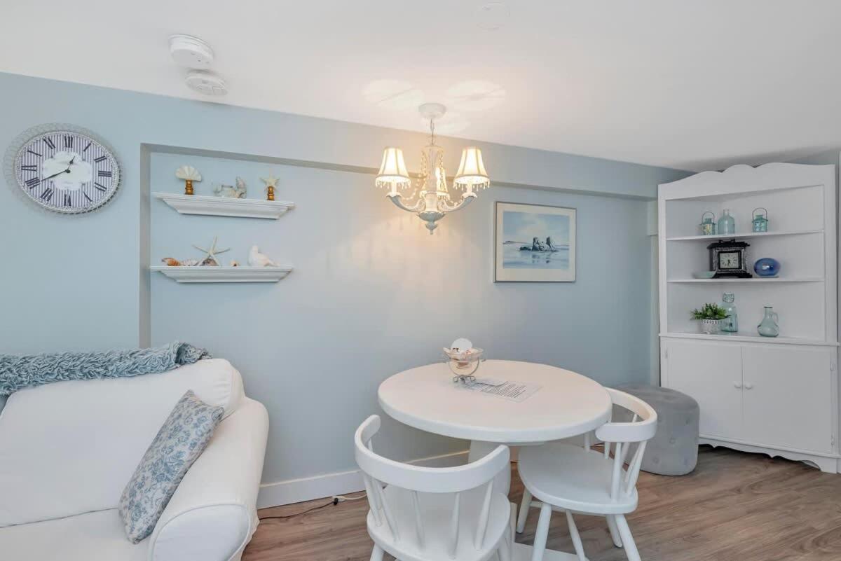 Quaint 1 Bedroom Lower Suite In Victoria, Bc מראה חיצוני תמונה