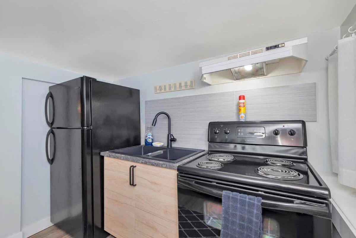 Quaint 1 Bedroom Lower Suite In Victoria, Bc מראה חיצוני תמונה