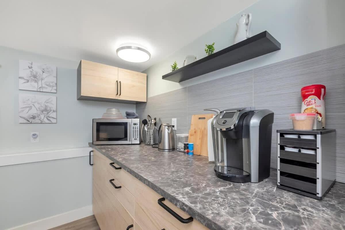 Quaint 1 Bedroom Lower Suite In Victoria, Bc מראה חיצוני תמונה