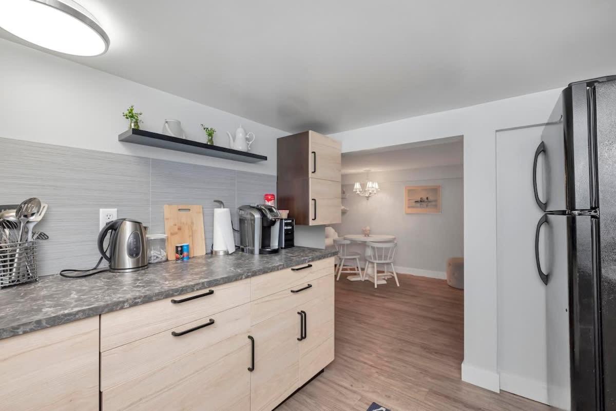 Quaint 1 Bedroom Lower Suite In Victoria, Bc מראה חיצוני תמונה