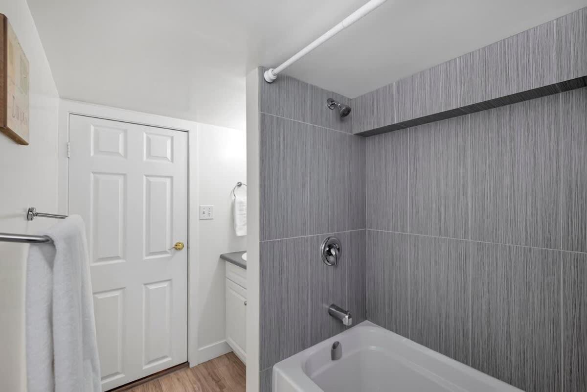 Quaint 1 Bedroom Lower Suite In Victoria, Bc מראה חיצוני תמונה