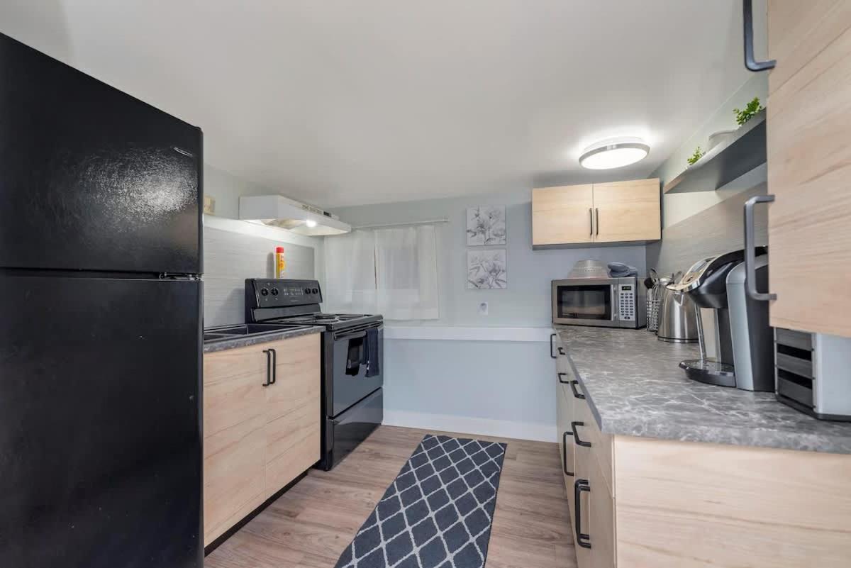Quaint 1 Bedroom Lower Suite In Victoria, Bc מראה חיצוני תמונה