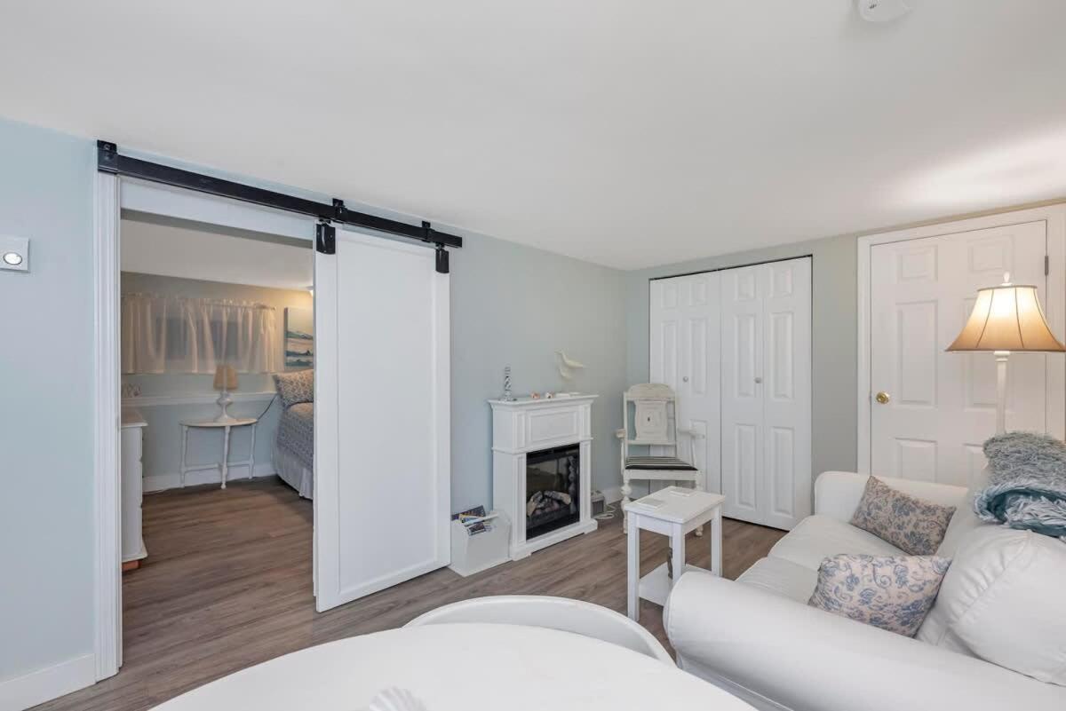 Quaint 1 Bedroom Lower Suite In Victoria, Bc מראה חיצוני תמונה