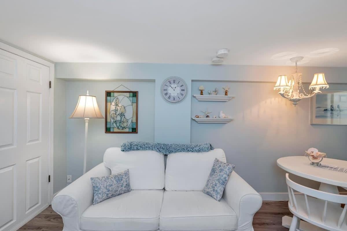 Quaint 1 Bedroom Lower Suite In Victoria, Bc מראה חיצוני תמונה