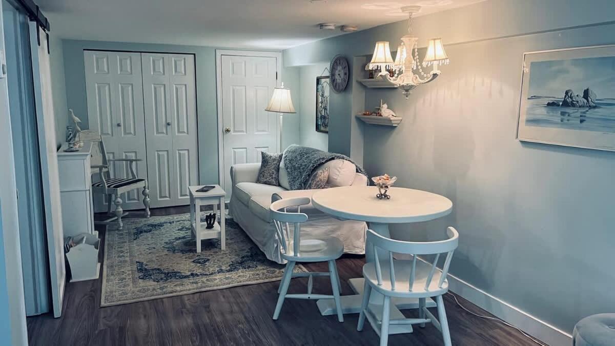 Quaint 1 Bedroom Lower Suite In Victoria, Bc מראה חיצוני תמונה