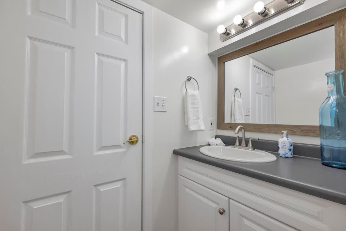 Quaint 1 Bedroom Lower Suite In Victoria, Bc מראה חיצוני תמונה