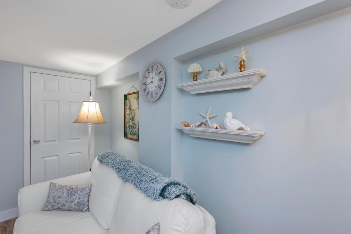 Quaint 1 Bedroom Lower Suite In Victoria, Bc מראה חיצוני תמונה
