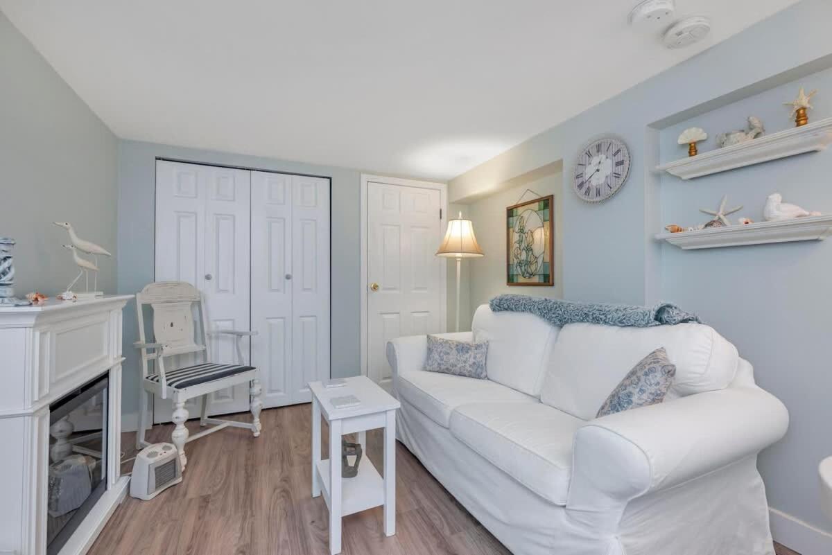 Quaint 1 Bedroom Lower Suite In Victoria, Bc מראה חיצוני תמונה